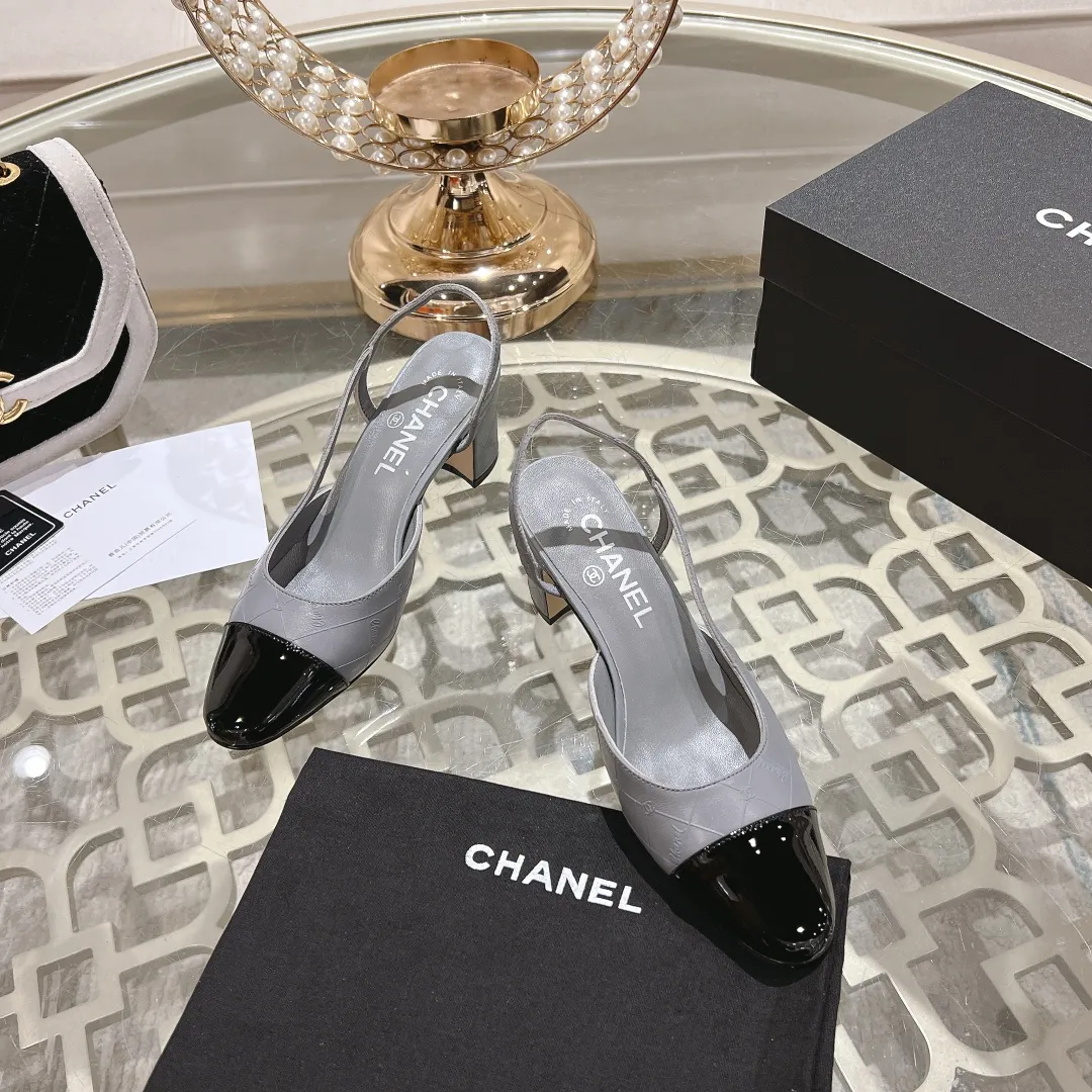 👟👟Ex-factory price 540👟👟 CHANEL Xiangjia 24vs spring and summer new fashion sandals series... Chanel is a very comprehensive noble fashion lifestyle brand. The same models are sold by major fashion bloggers and celebrities in Hong Kong, the United States, and other countries. They are simply beautiful. I fall in love with elegance and the playful sense of the future. I want to own them right away just by looking at them. But you can really think about a pair of exquisite high heels. This series is specially designed for extraordinary and indifferent ladies to create a unique overall effect. CHANEL designs products that inspire women to move forward and highlight their charm... 1️⃣Material: Original customized patent leather + imported sheepskin 2️⃣Inner lining: Original customized imported sheepskin 3️⃣Feet: Original customized imported sheepskin 4️⃣Outsole: Genuine leather sole imported from Italy 5️⃣Heel height: 2.5cm/6.5cm/9cm 6️⃣Number: 34-43 (34.40.41.42.43 customization is not returnable) 7️⃣Packaging: The latest and exquisite full set of packaging at the counter